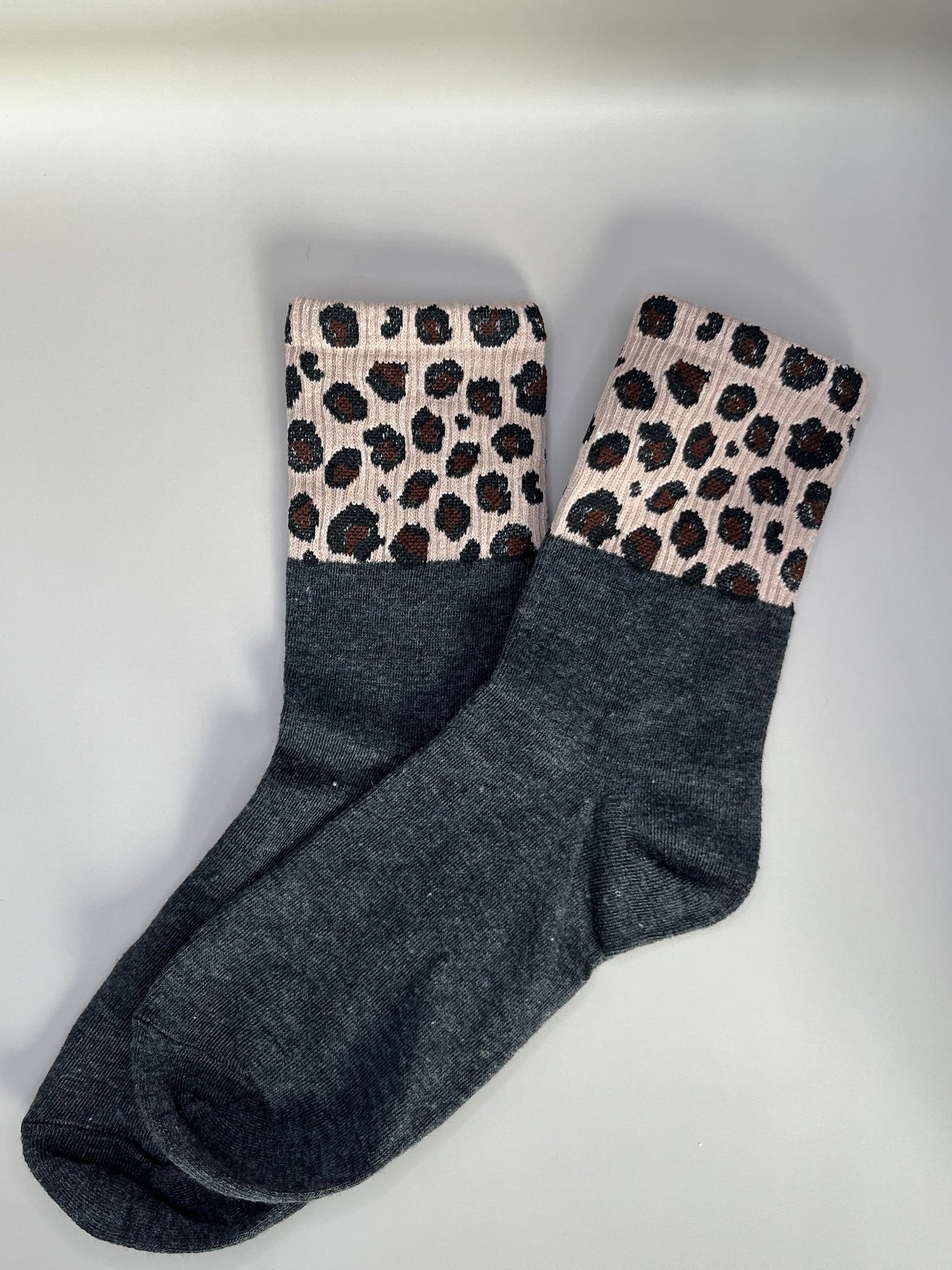 Chaussettes bande motif léopard grises