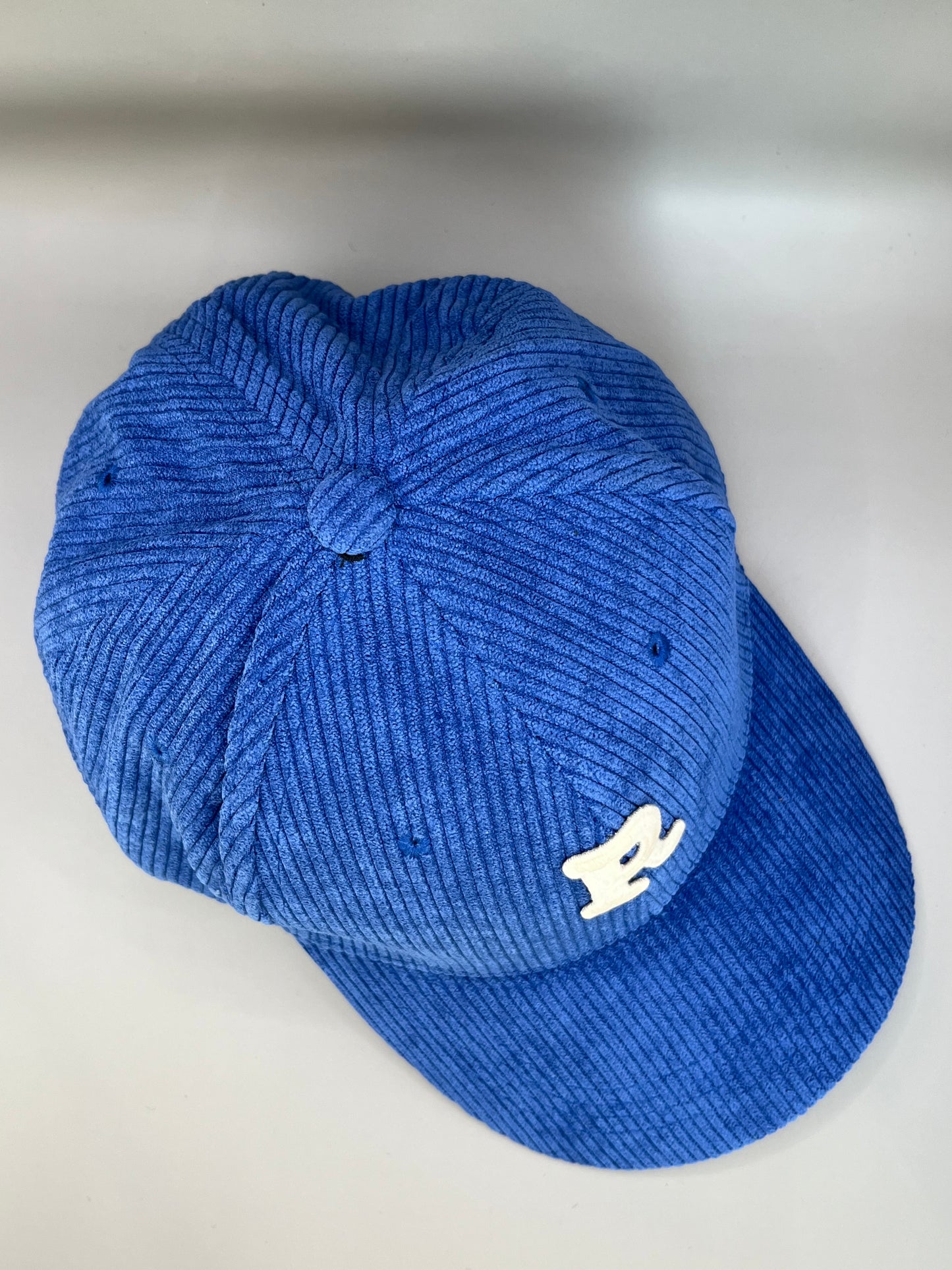 Casquette R velours bleu